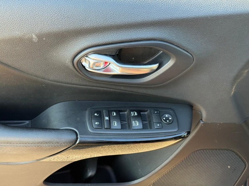Jeep Cherokee Vehicle Image 18