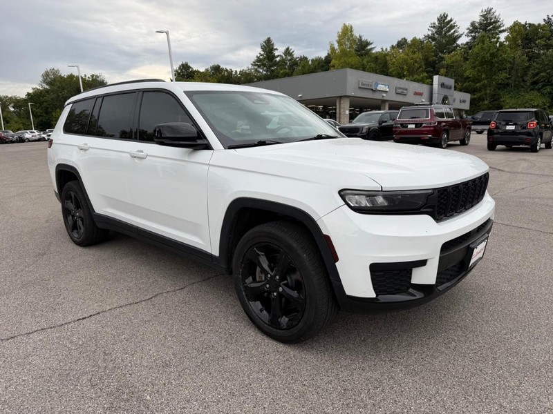 Jeep Grand Cherokee L Vehicle Image 11
