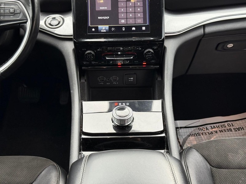 Jeep Grand Cherokee L Vehicle Image 18