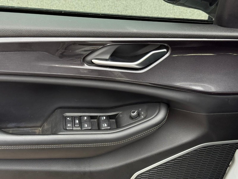 Jeep Grand Cherokee L Vehicle Image 19