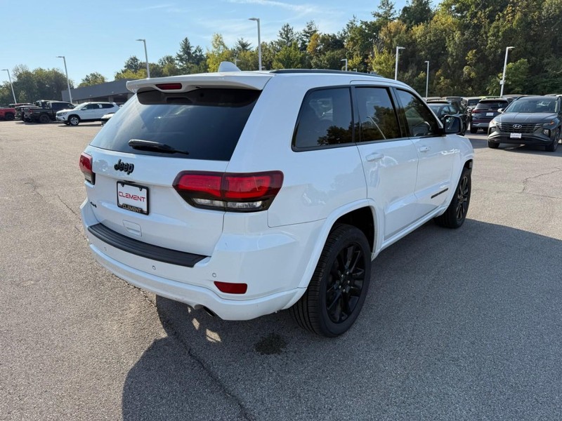 Jeep Grand Cherokee Vehicle Image 09