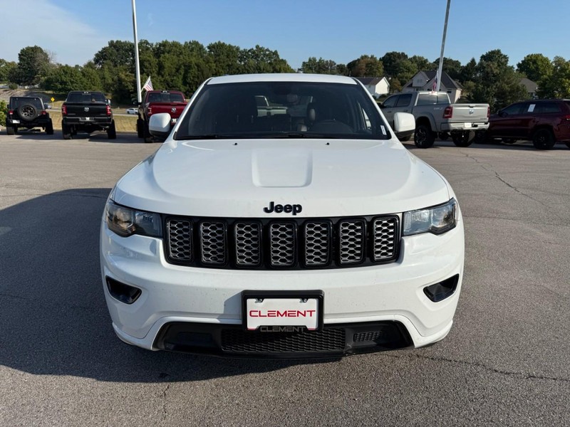 Jeep Grand Cherokee Vehicle Image 12