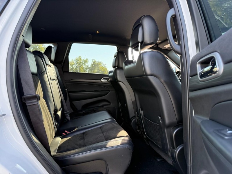 Jeep Grand Cherokee Vehicle Image 13