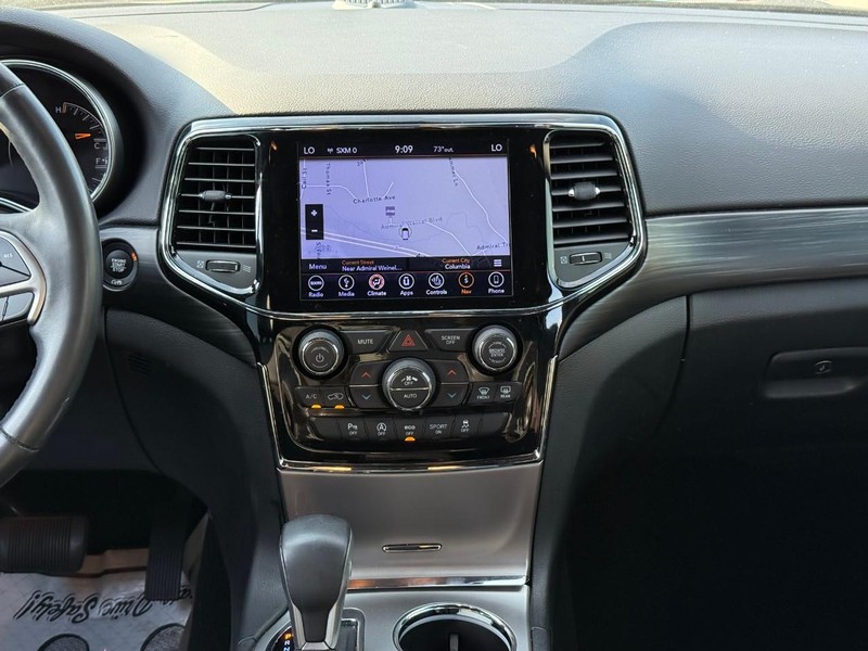 Jeep Grand Cherokee Vehicle Image 16