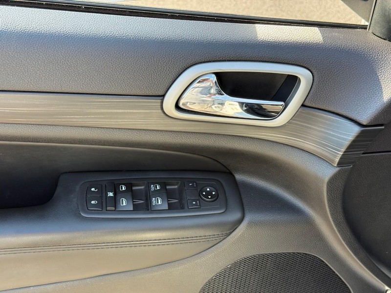 Jeep Grand Cherokee Vehicle Image 18