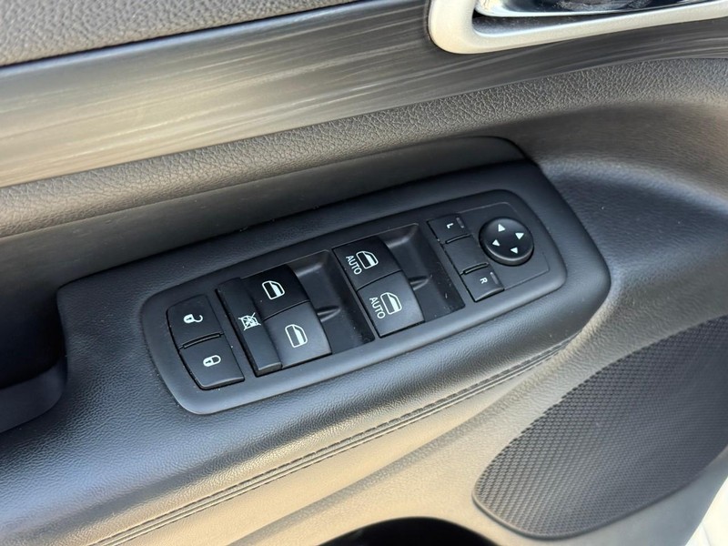 Jeep Grand Cherokee Vehicle Image 19