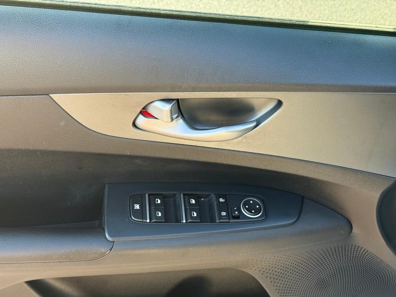 Kia Forte Vehicle Image 18