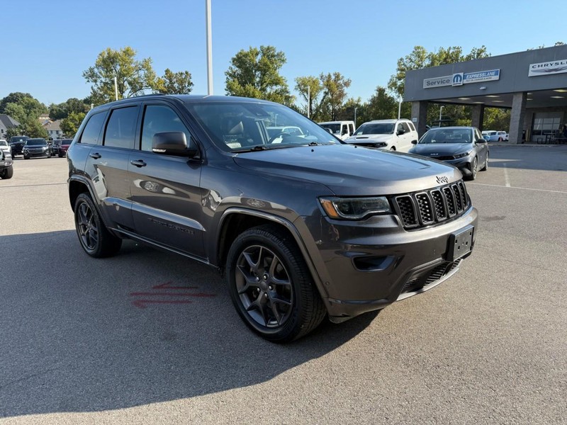 Jeep Grand Cherokee Vehicle Image 11