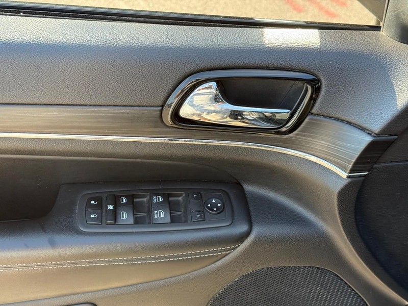 Jeep Grand Cherokee Vehicle Image 18