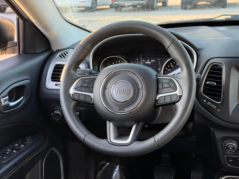 Jeep Compass Vehicle Image 15