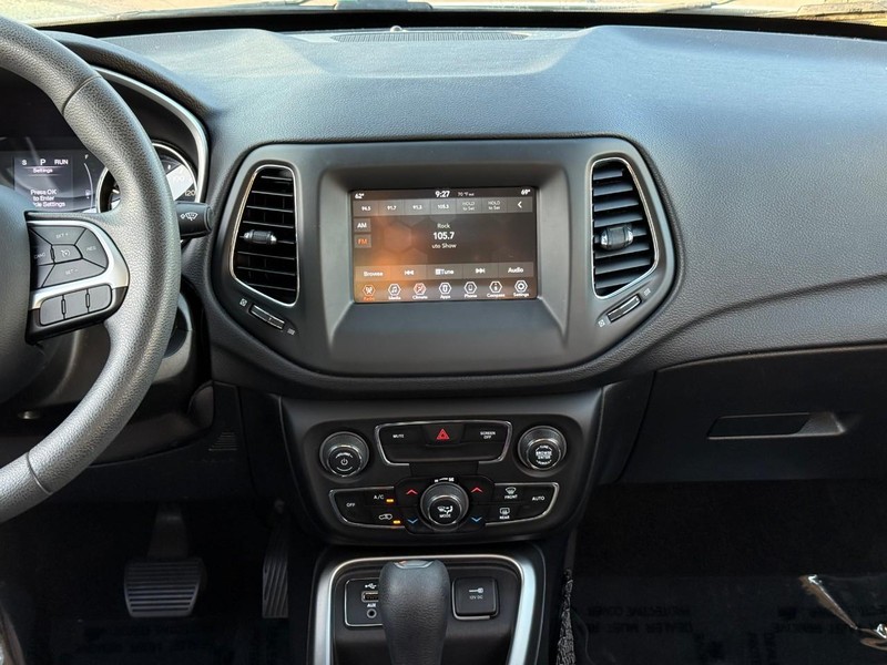 Jeep Compass Vehicle Image 16