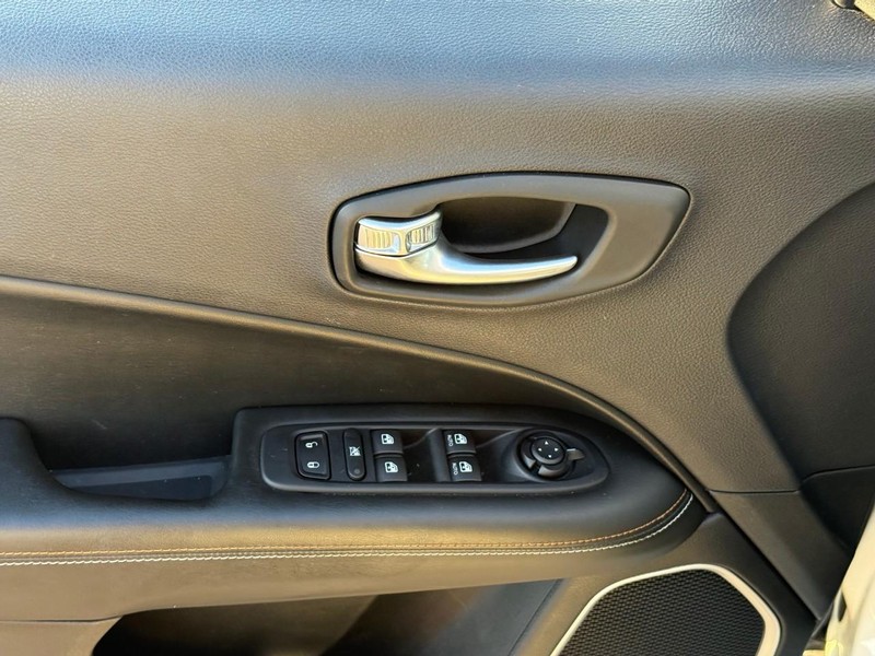 Jeep Compass Vehicle Image 18