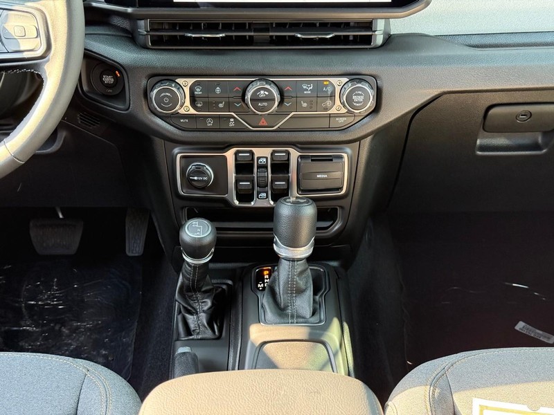 Jeep Wrangler Vehicle Image 12