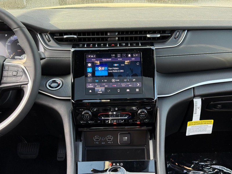 Jeep Grand Cherokee Vehicle Image 11