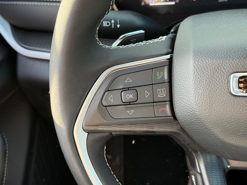 Jeep Grand Cherokee Vehicle Image 16