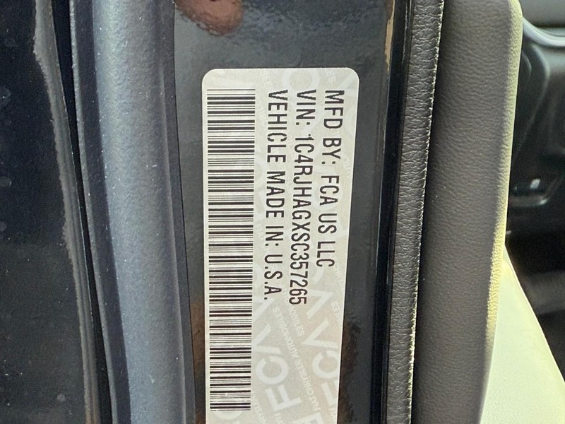 Jeep Grand Cherokee Vehicle Image 21