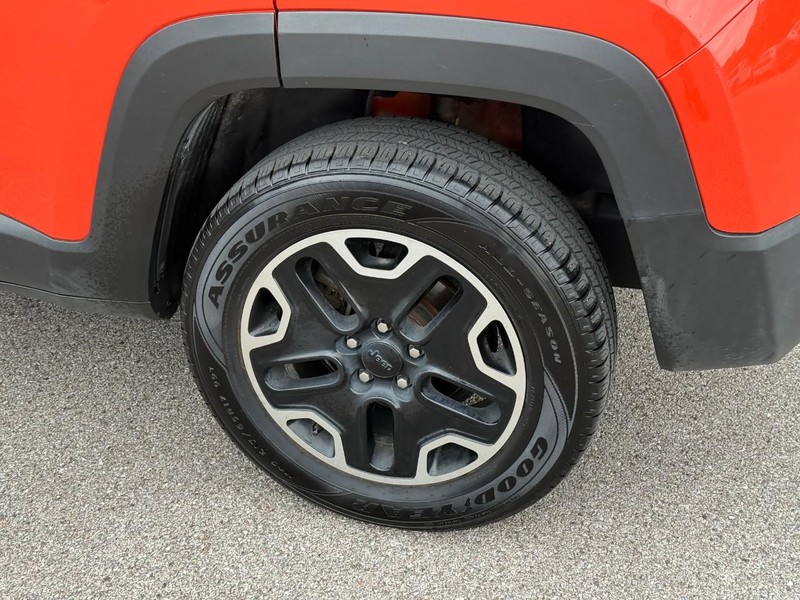 Jeep Renegade Vehicle Image 05