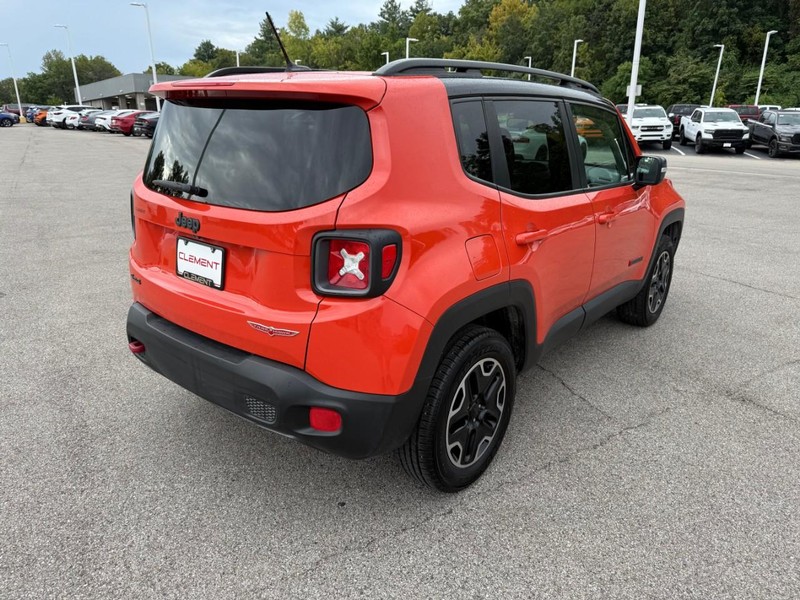 Jeep Renegade Vehicle Image 11