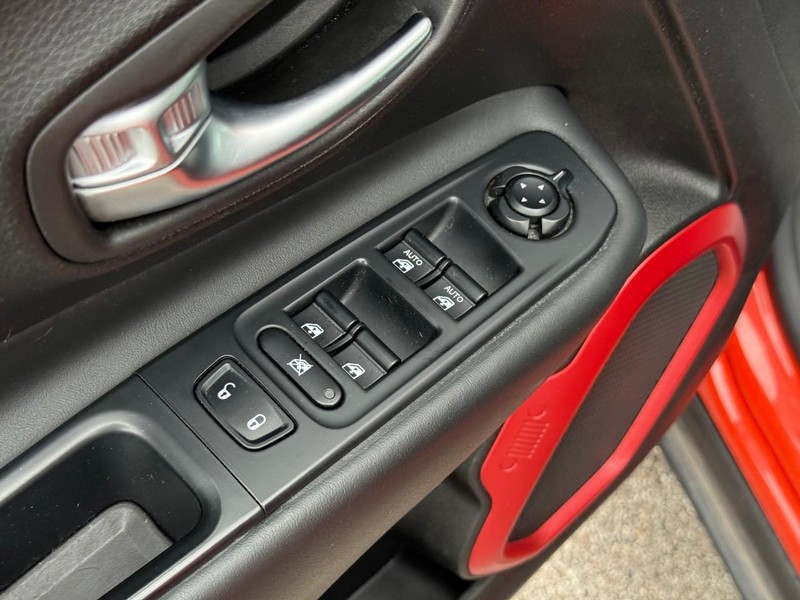 Jeep Renegade Vehicle Image 21