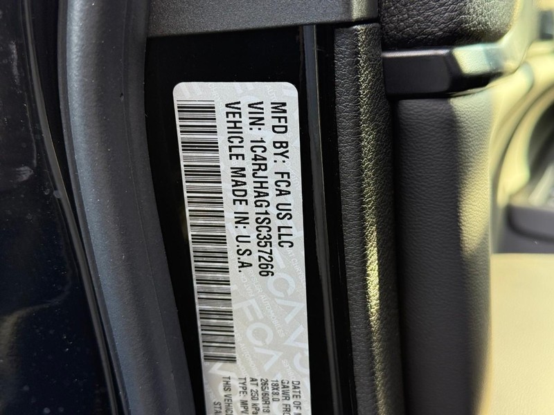 Jeep Grand Cherokee Vehicle Image 21