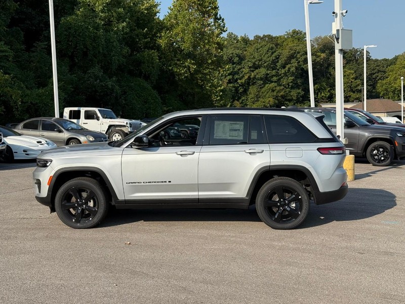 Jeep Grand Cherokee Vehicle Image 03