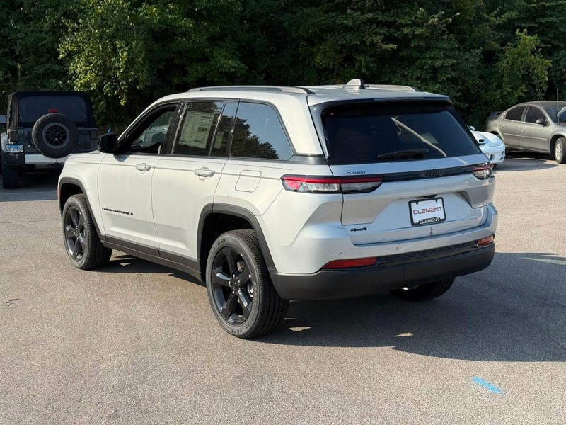 Jeep Grand Cherokee Vehicle Image 04
