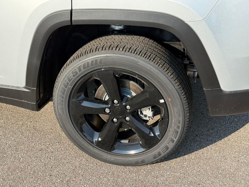 Jeep Grand Cherokee Vehicle Image 05