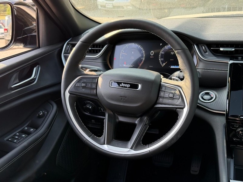Jeep Grand Cherokee Vehicle Image 09
