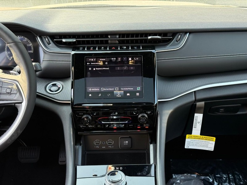 Jeep Grand Cherokee Vehicle Image 11