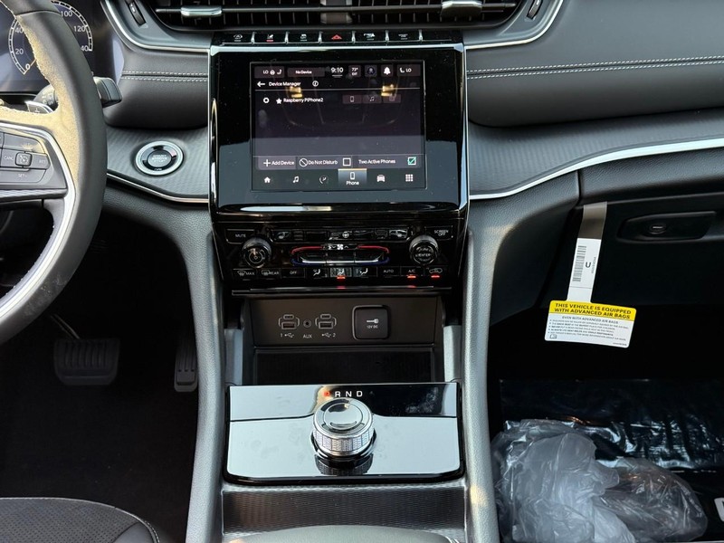 Jeep Grand Cherokee Vehicle Image 12