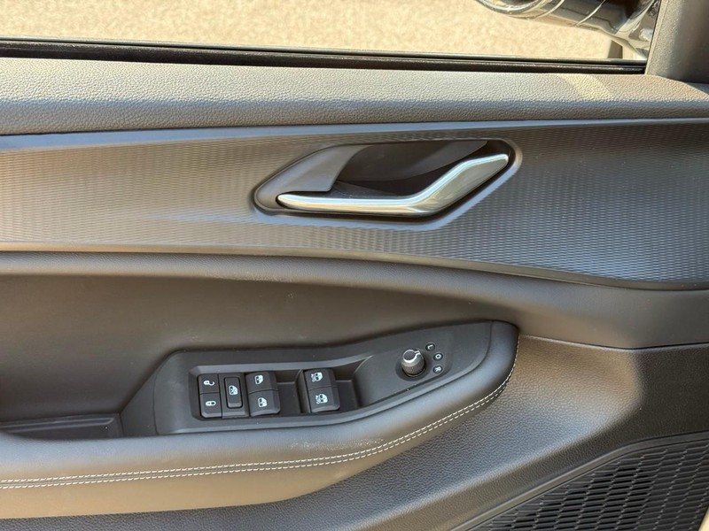 Jeep Grand Cherokee Vehicle Image 13