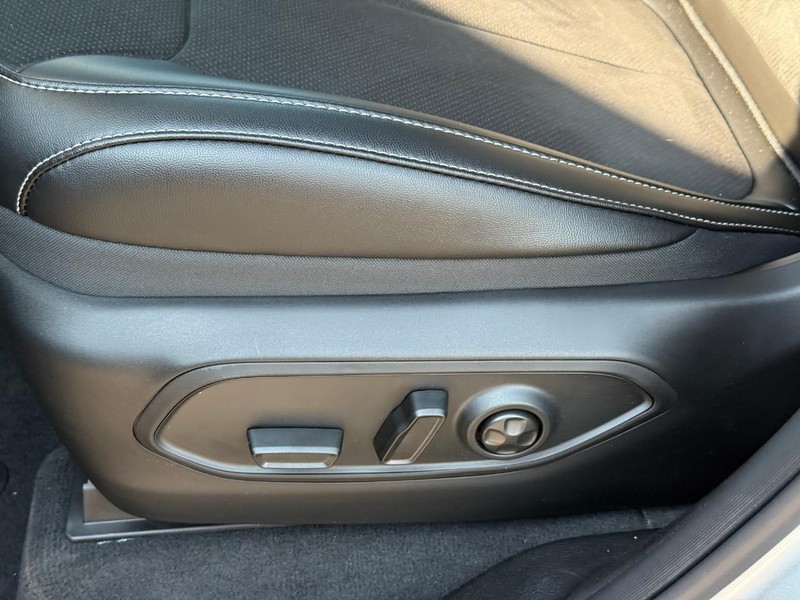Jeep Grand Cherokee Vehicle Image 16