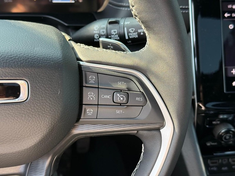 Jeep Grand Cherokee Vehicle Image 18