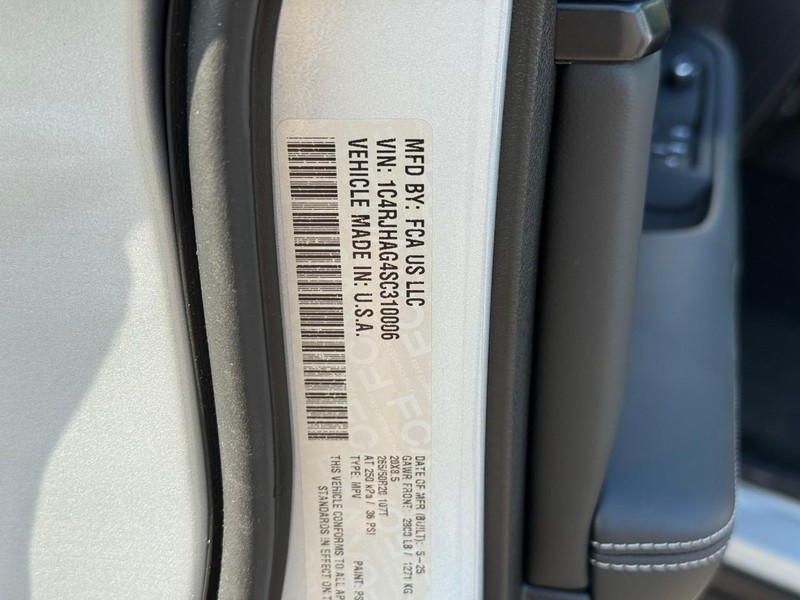 Jeep Grand Cherokee Vehicle Image 22
