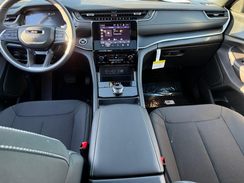 Jeep Grand Cherokee Vehicle Image 09