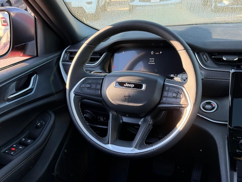 Jeep Grand Cherokee Vehicle Image 11