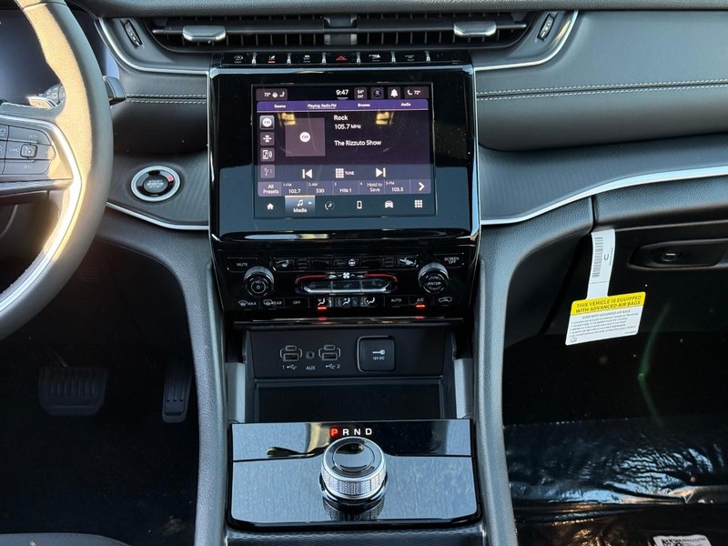 Jeep Grand Cherokee Vehicle Image 13