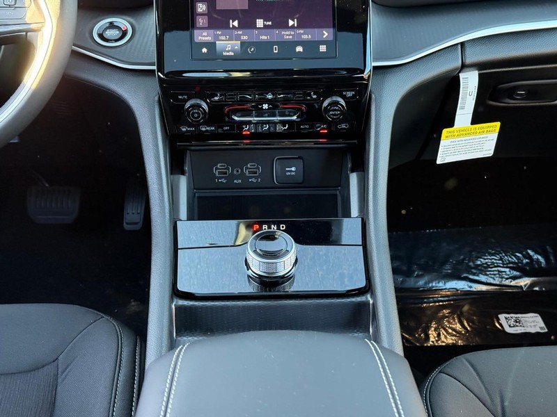 Jeep Grand Cherokee Vehicle Image 14