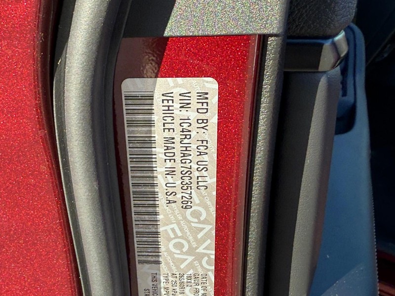 Jeep Grand Cherokee Vehicle Image 23