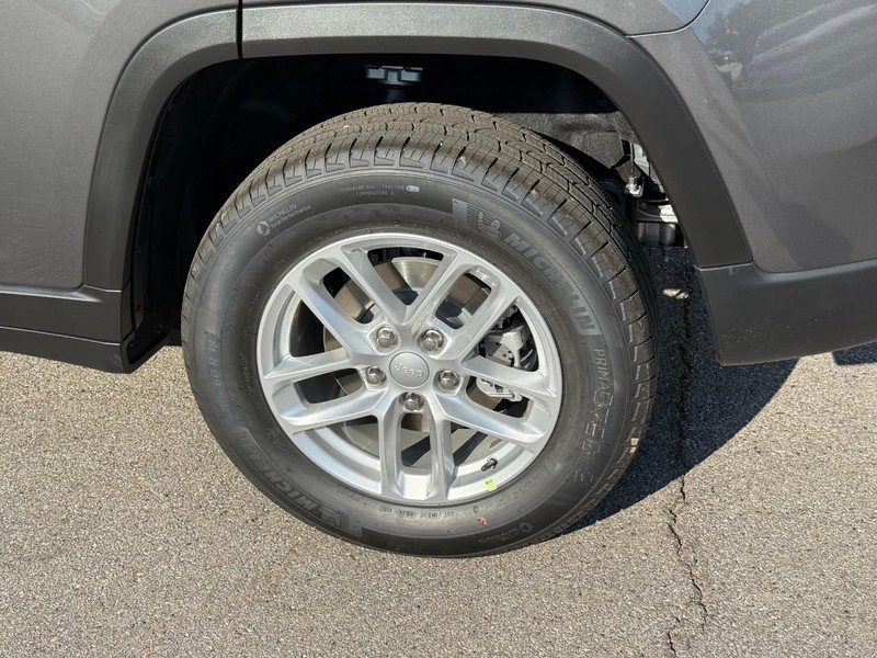 Jeep Grand Cherokee Vehicle Image 05
