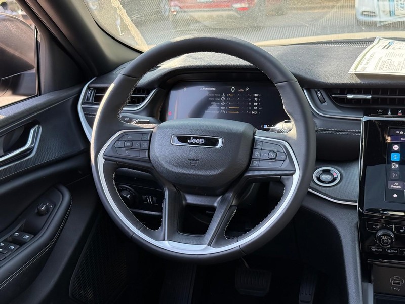 Jeep Grand Cherokee Vehicle Image 11
