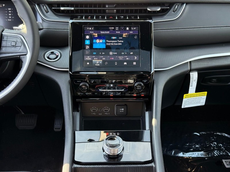 Jeep Grand Cherokee Vehicle Image 13