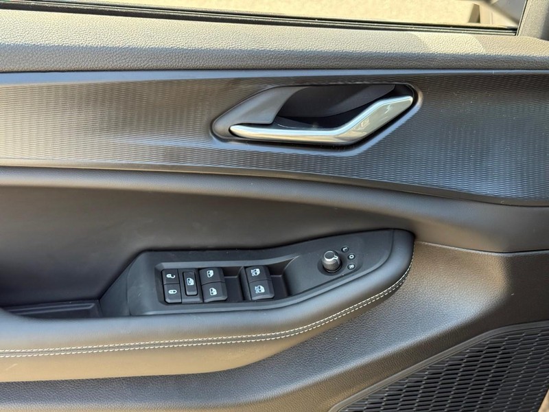 Jeep Grand Cherokee Vehicle Image 15