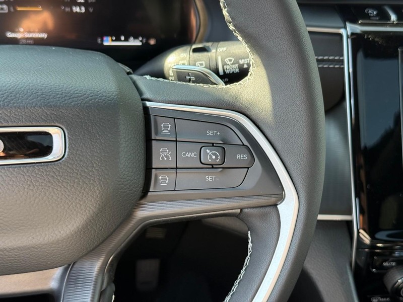 Jeep Grand Cherokee Vehicle Image 19