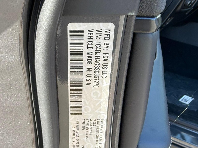 Jeep Grand Cherokee Vehicle Image 23