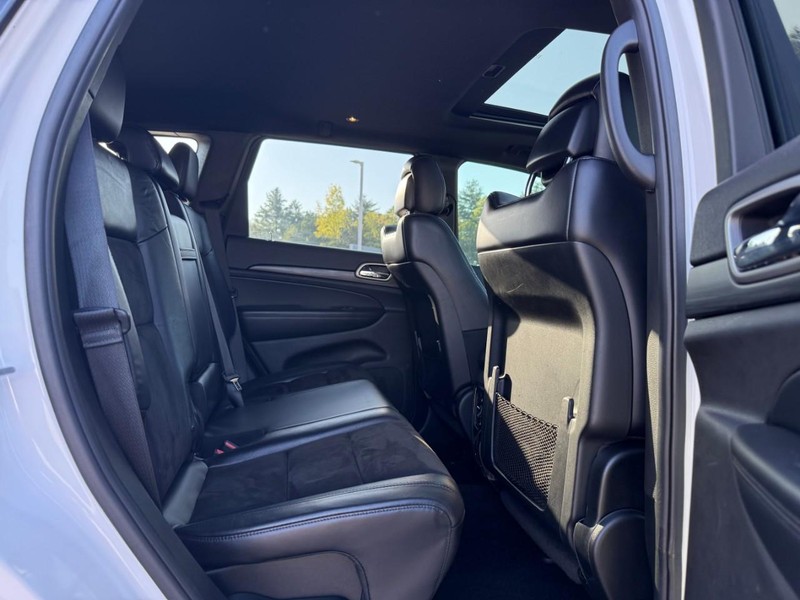 Jeep Grand Cherokee Vehicle Image 11