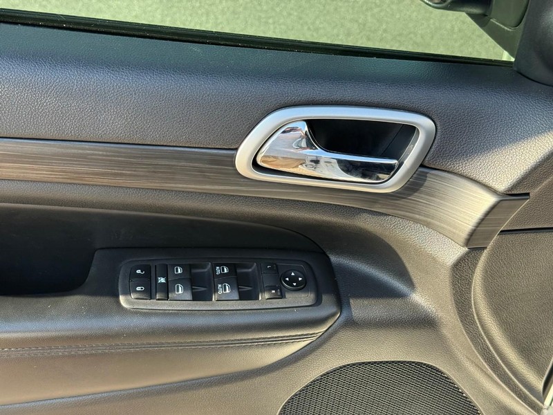 Jeep Grand Cherokee Vehicle Image 16
