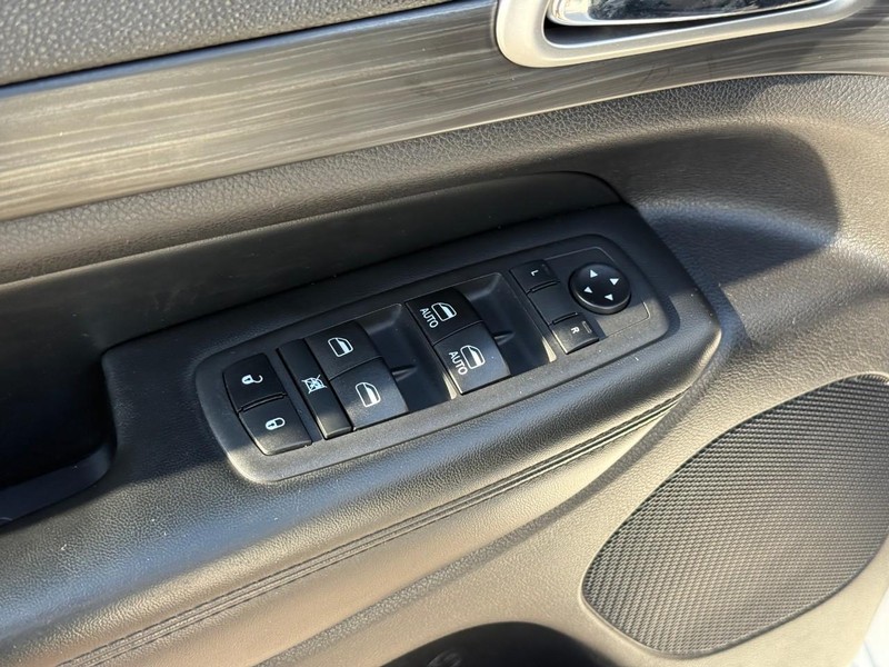 Jeep Grand Cherokee Vehicle Image 17