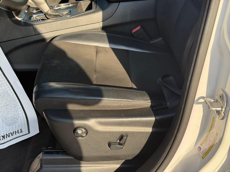 Jeep Grand Cherokee Vehicle Image 18