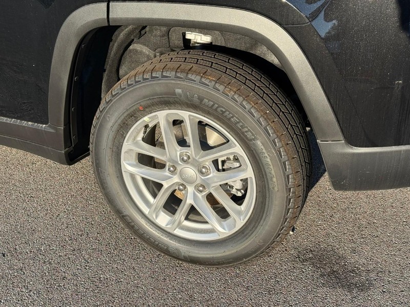 Jeep Grand Cherokee Vehicle Image 05